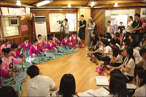 해금을 연주하는 해금협회 회원들, 앞에는 해금 연주 뒤에 연주를 했던 청심국제고등학교 프런티어(Frontier) 소리회 학생들이 앉아있다. 